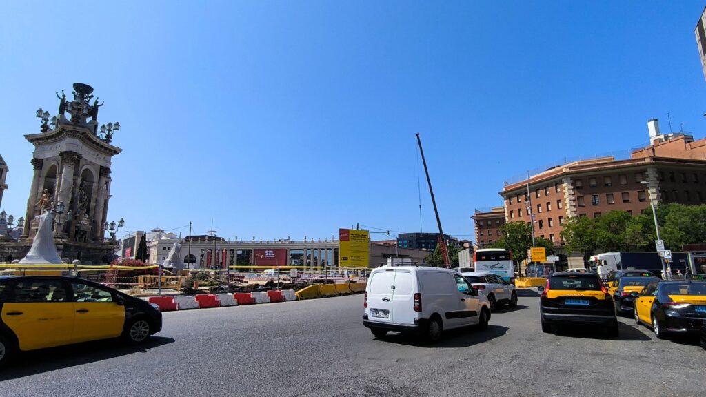 Els botiguers de Creu Coberta veuen insostenible aguantar 10 anys més d'obres a la plaça d'Espanya | botigues, obres, vendes