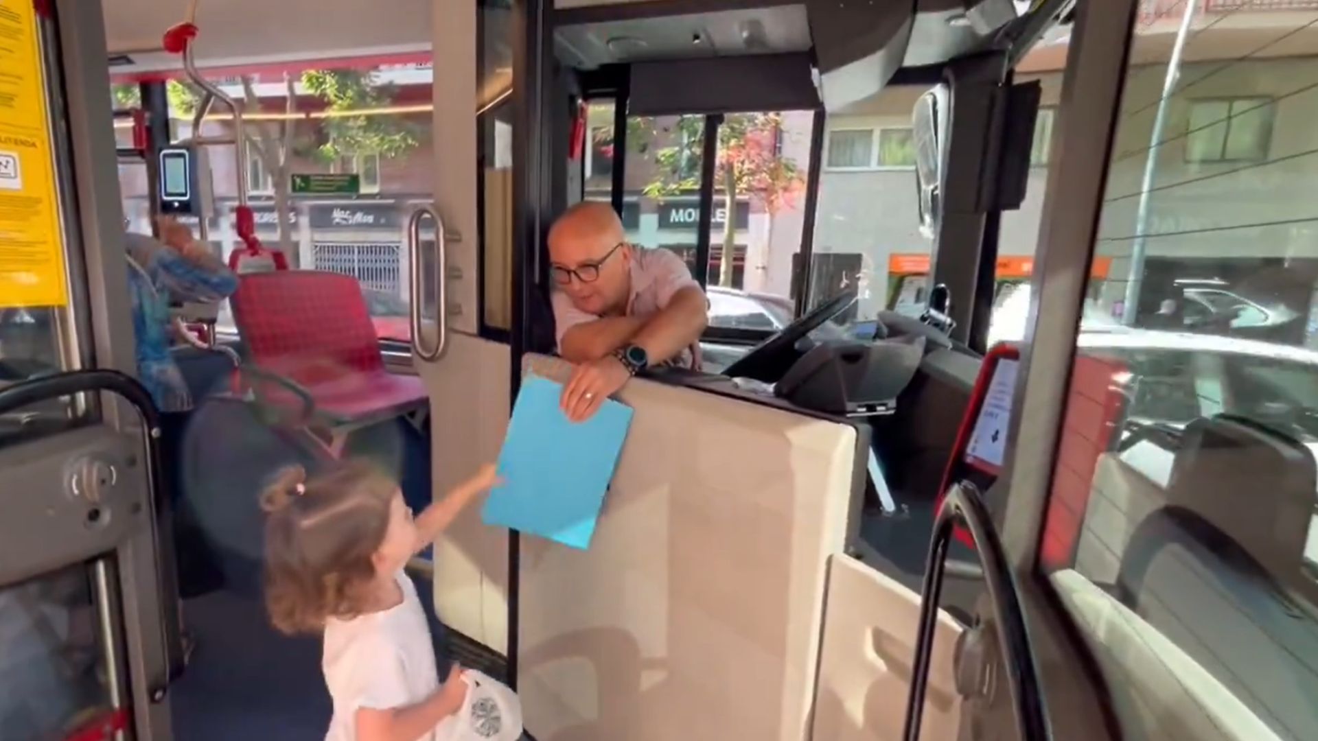 conductor regala dibuixos darrer dia escola