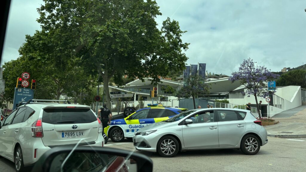 Bolca un cotxe en un accident a Sarrià, a tocar de l'accés 7 de la ronda de Dalt | Accidents, cotxe, Guàrdia Urbana, trànsit