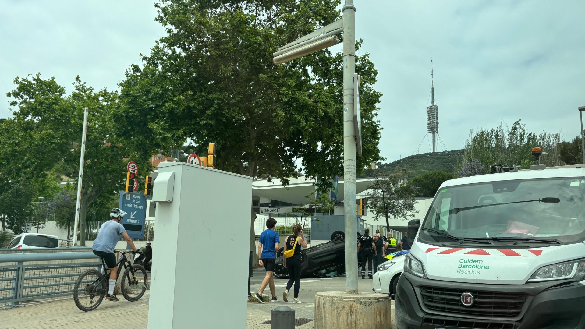 Bolca un cotxe en un accident a Sarrià, a tocar de l'accés 7 de la ronda de Dalt | Accidents, cotxe, Guàrdia Urbana, trànsit