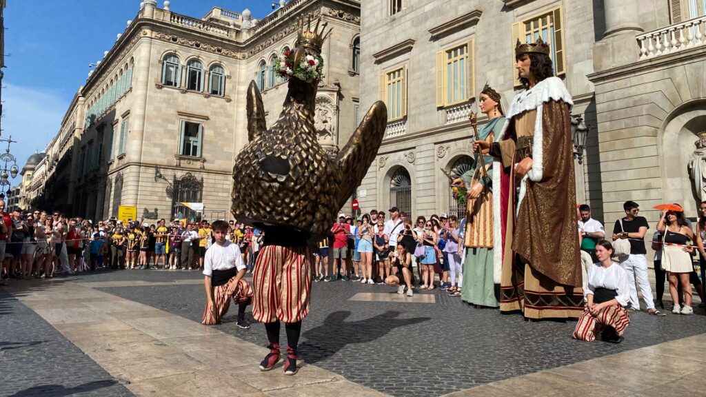 La Flama del Canigó arriba a Barcelona per encendre les fogueres de Sant Joan | revetlla, Sant Joan, tradicions