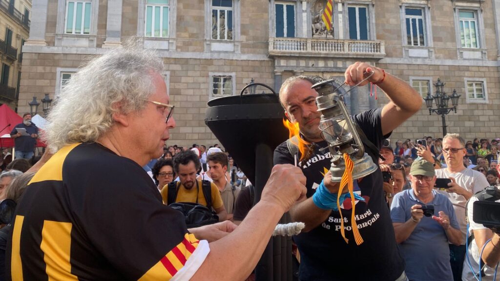 La Flama del Canigó arriba a Barcelona per encendre les fogueres de Sant Joan | revetlla, Sant Joan, tradicions