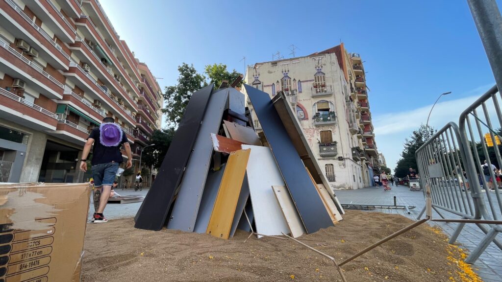 Barcelona es prepara per a la nit de Sant Joan: revetlles als barris i una vintena de fogueres | revetlla, Sant Joan, tradicions