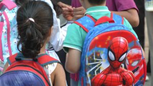 Les famílies, sobre la vaga d’educació: “Ningú hauria de fer vacances fins a resoldre el conflicte”