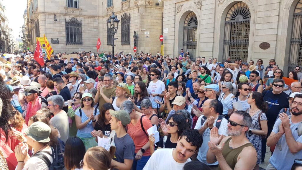 Centenars de persones es manifesten a la plaça de Sant Jaume contra l'ampliació de l'aeroport | Aeroport Josep Tarradellas Barcelona-el Prat, contaminació acústica, contaminació atmosfèrica, manifestacions a Barcelona, protestes