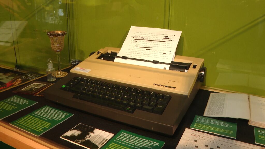 Una exposició ret homenatge a l'escriptora Ana María Matute en el centenari del seu naixement | biblioteques, escriptors, exposicions