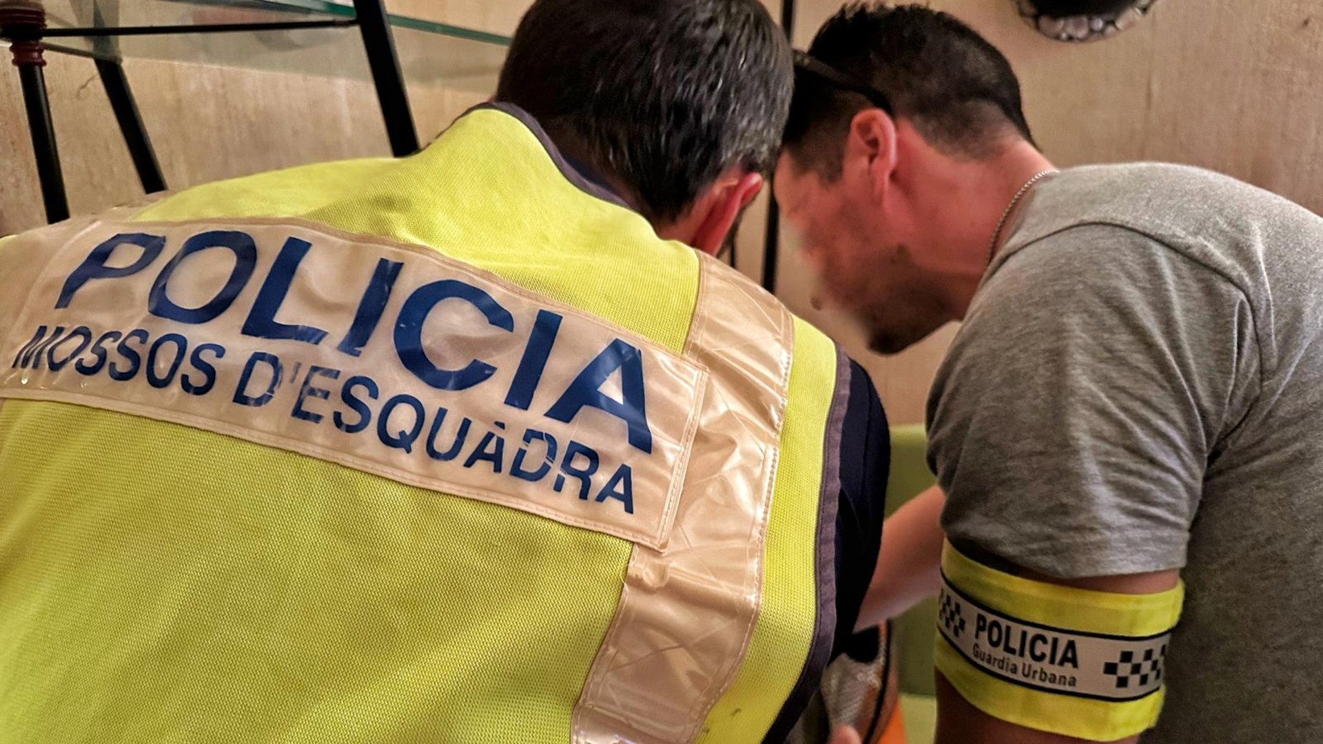 Tres detinguts i un narcopís desmantellat al barri Gòtic | detencions, drogues, Guàrdia Urbana, Mossos d'Esquadra, narcopisos