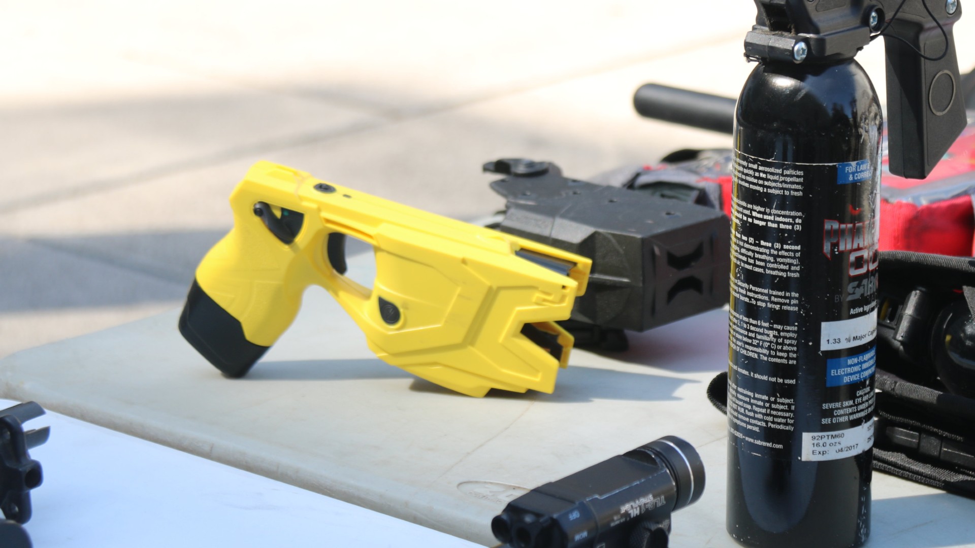 pistola taser
