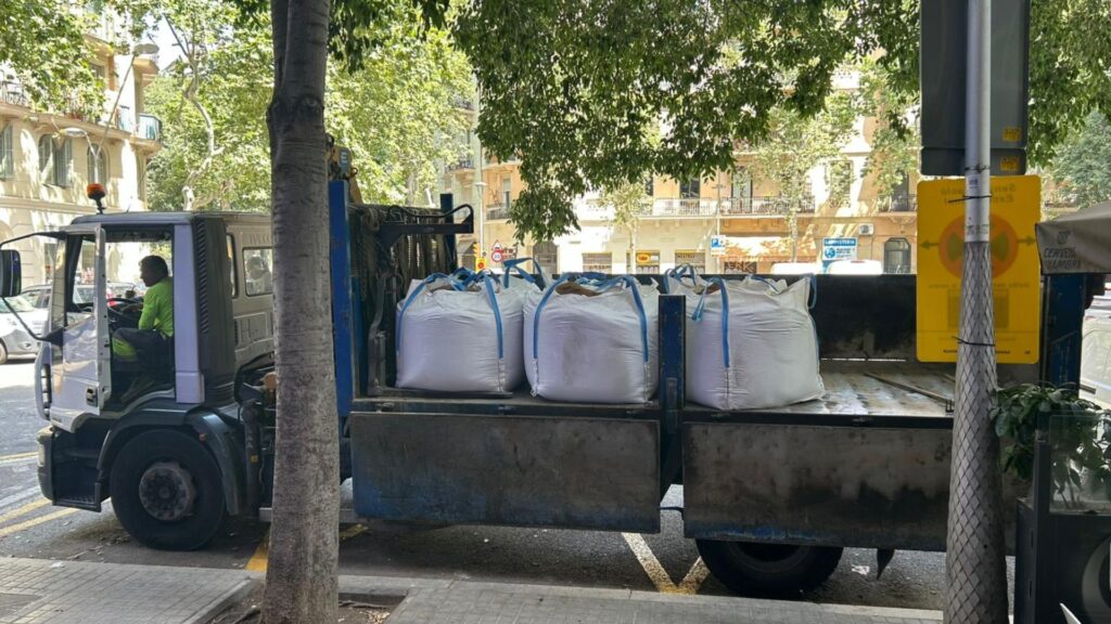 Barcelona es prepara per a la nit de Sant Joan: revetlles als barris i una vintena de fogueres | revetlla, Sant Joan, tradicions