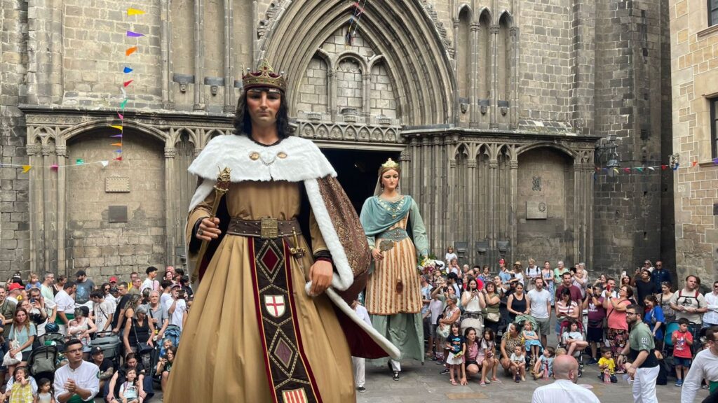 Cercavila de gegants centenaris pels carrers del Gòtic amb motiu de les Quinquennals 2025 | festes, gegants