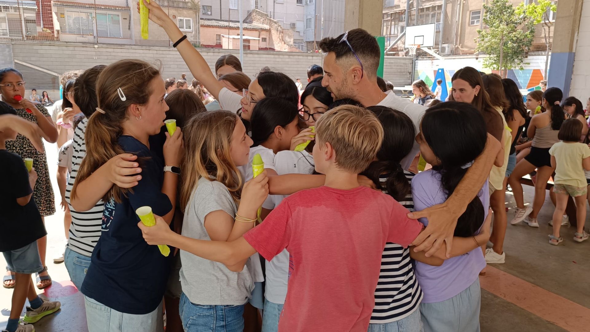 Rialles, llàgrimes i molta calor l’últim dia del curs escolar: comencen 77  dies de vacances