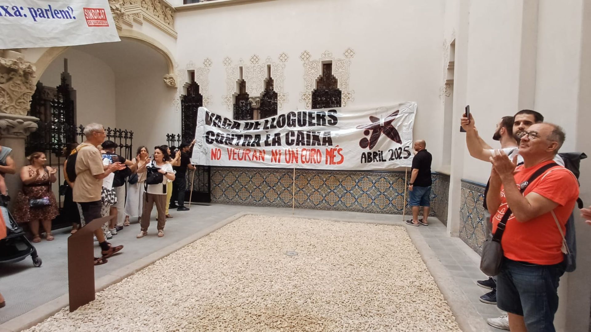Protesta al Palau Macaya per reclamar a InmoCritèria que negociï amb els llogaters en vaga | habitatge públic, La Caixa, lloguer, Sindicat de Llogaters