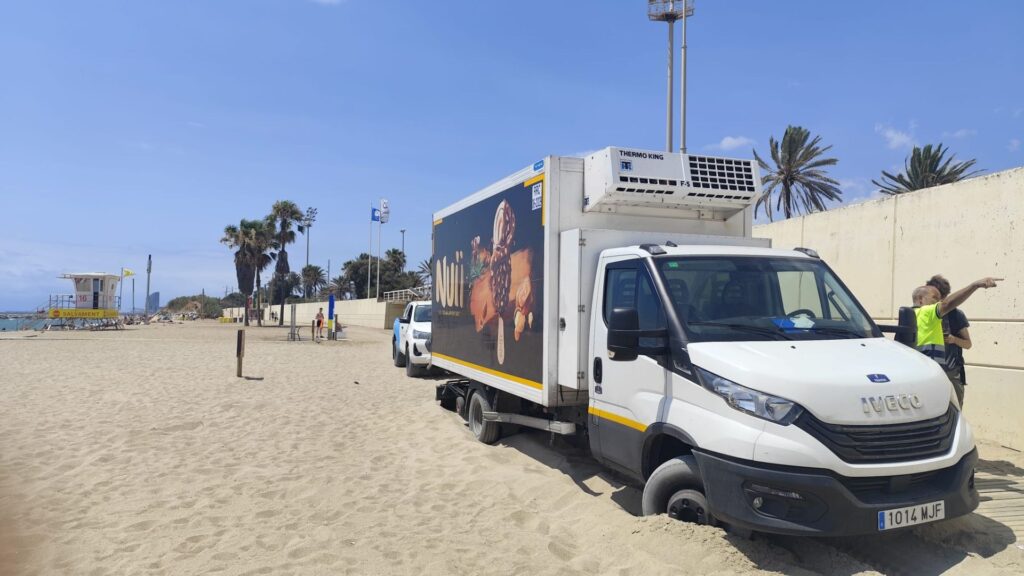 Un camió que transportava gelats queda atrapat a la platja de la Mar Bella