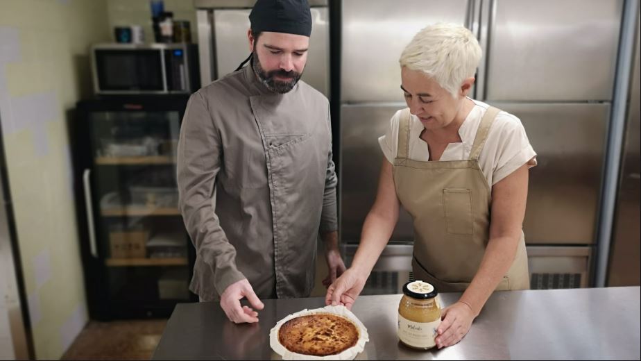 Lola Serrat i el pastisser Bernat Duran a l'obrador de Vallvidrera