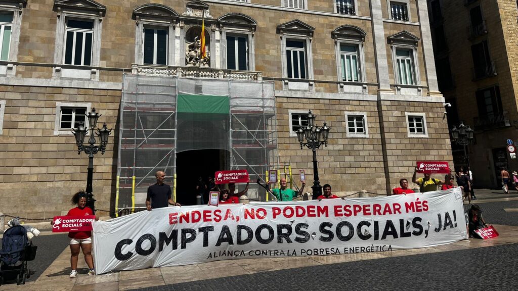 Més de 50 entitats reclamen desbloquejar la instal·lació de comptadors socials en pisos ocupats | Bombers de la Generalitat, electricitat, Endesa, pobresa energètica