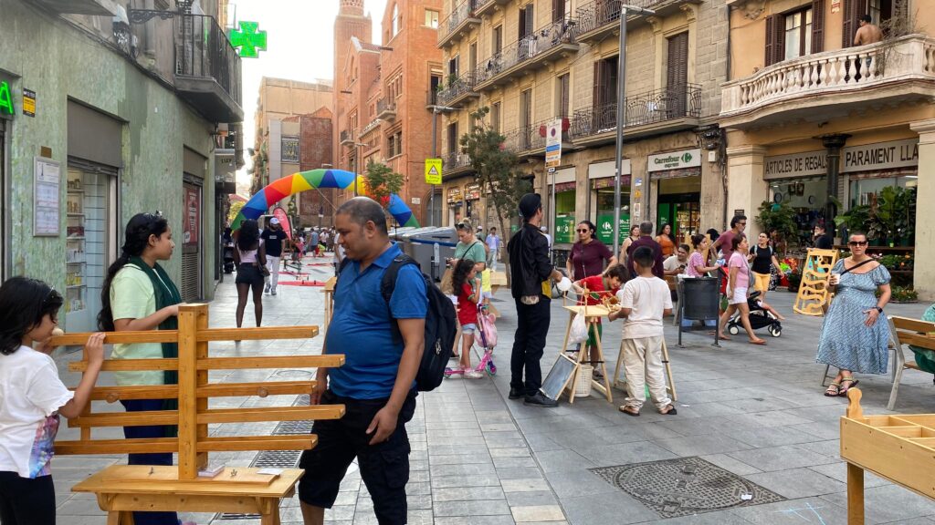 Els veïns del Raval inauguren la reforma per fer el carrer de Sant Antoni Abat de plataforma única | obres, trànsit, zones de vianants