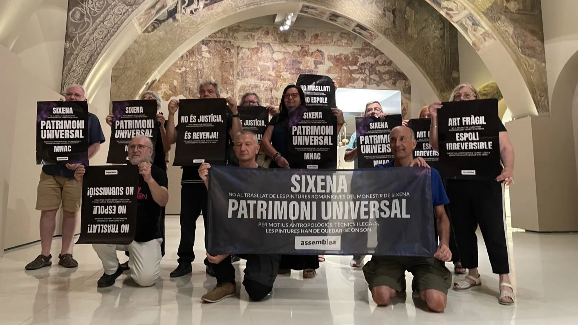 Acció de l'ANC dins del MNAC en contra del trasllat de les pintures de Sixena | Assemblea Nacional Catalana (ANC), MNAC, pintura, protestes