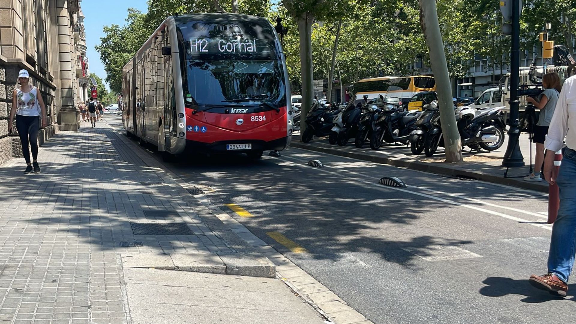 bus h12 atropellament dues persones gran via