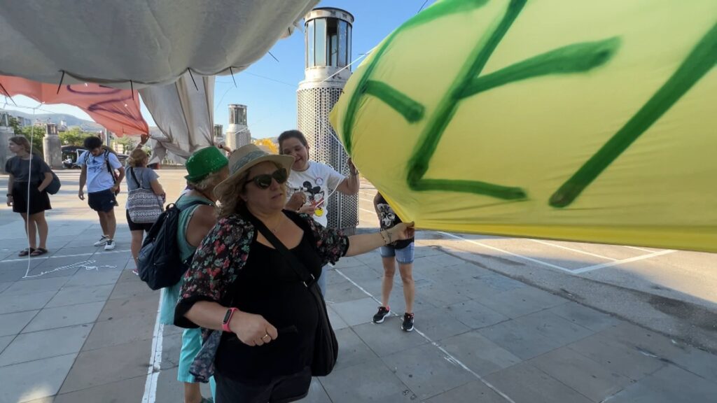 Passejada amb barrets per reclamar una zona d'ombra a la rambla del Carmel | Ajuntament de Barcelona, espai públic, manifestacions a Barcelona, queixes veïnals