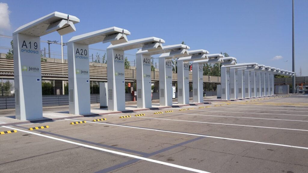 TMB instal·la 41 carregadors elèctrics a la cotxera d'autobusos de la Zona Franca | autobús, TMB, vehicles elèctrics