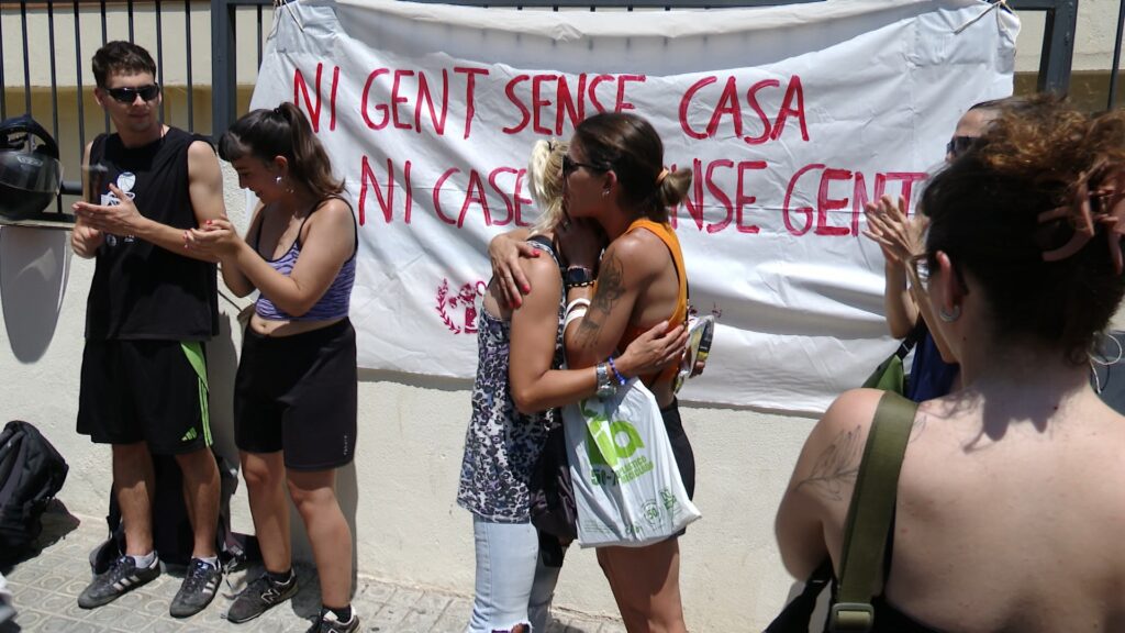 Aturat el desnonament de dues germanes amb fills menors al Guinardó | apartaments turístics, desnonaments, lloguer, queixes veïnals, serveis socials