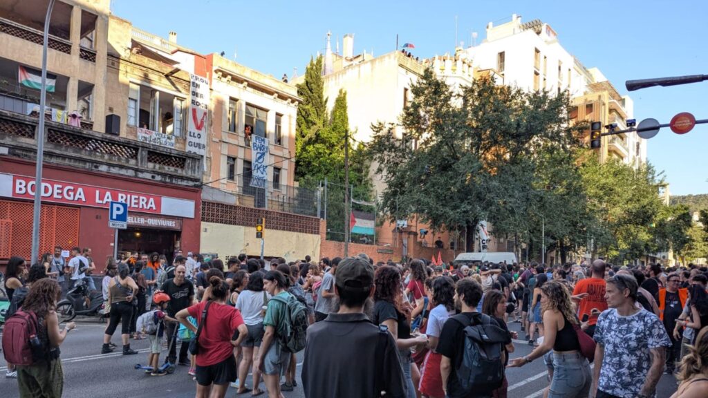 Primer intent per desallotjar els ocupants de tres edificis municipals de Vallcarca | desallotjaments, habitatge públic, menors, queixes veïnals