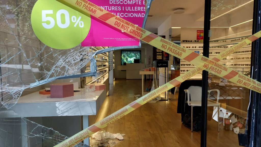 Encastament contra l'aparador d'una òptica a Sant Gervasi - Galvany | botiga, Mossos d'Esquadra, robatoris