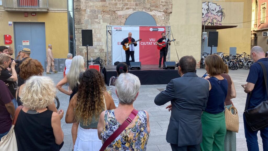 Els veïns del Raval inauguren la reforma per fer el carrer de Sant Antoni Abat de plataforma única | obres, trànsit, zones de vianants