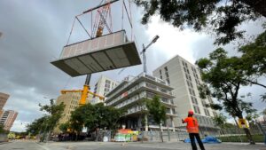 Així s’encaixen els pisos modulars d’un edifici d’habitatge públic | VÍDEO