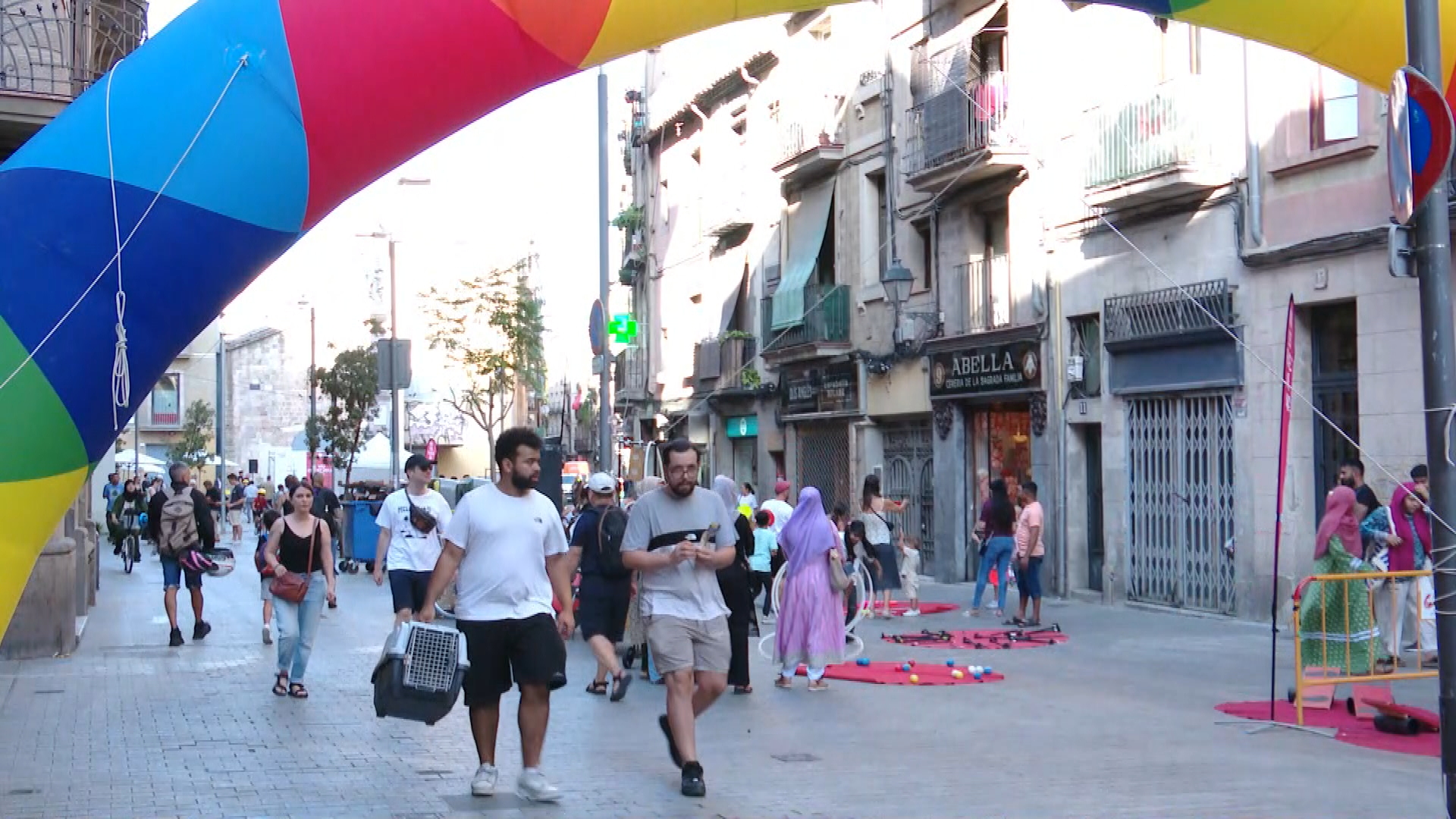 Els veïns del Raval inauguren la reforma per fer el carrer de Sant Antoni Abat de plataforma única | obres, trànsit, zones de vianants