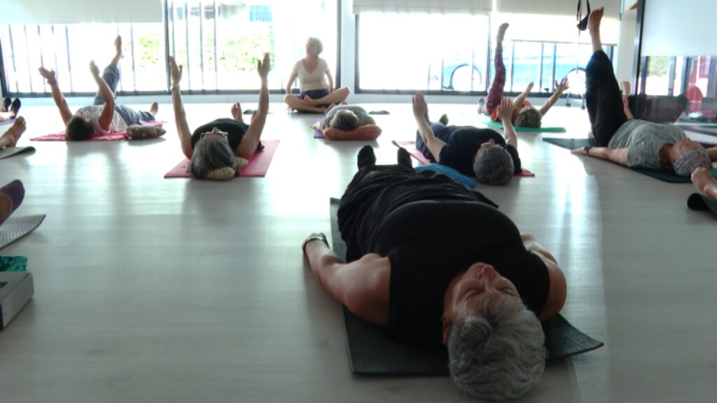 Els beneficis del ioga per a pacients oncològics: "Ha estat com un medicament" | càncer, llibre