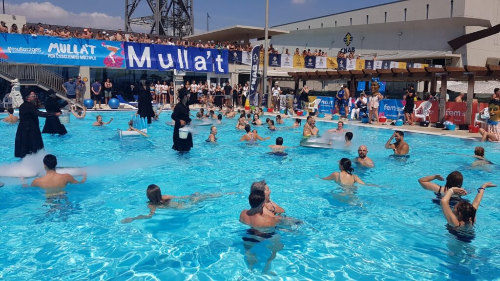 Un centenar de persones es mullen a la piscina del CN Atlètic-Barceloneta per l'esclerosi múltiple | esclerosi múltiple, solidaritat