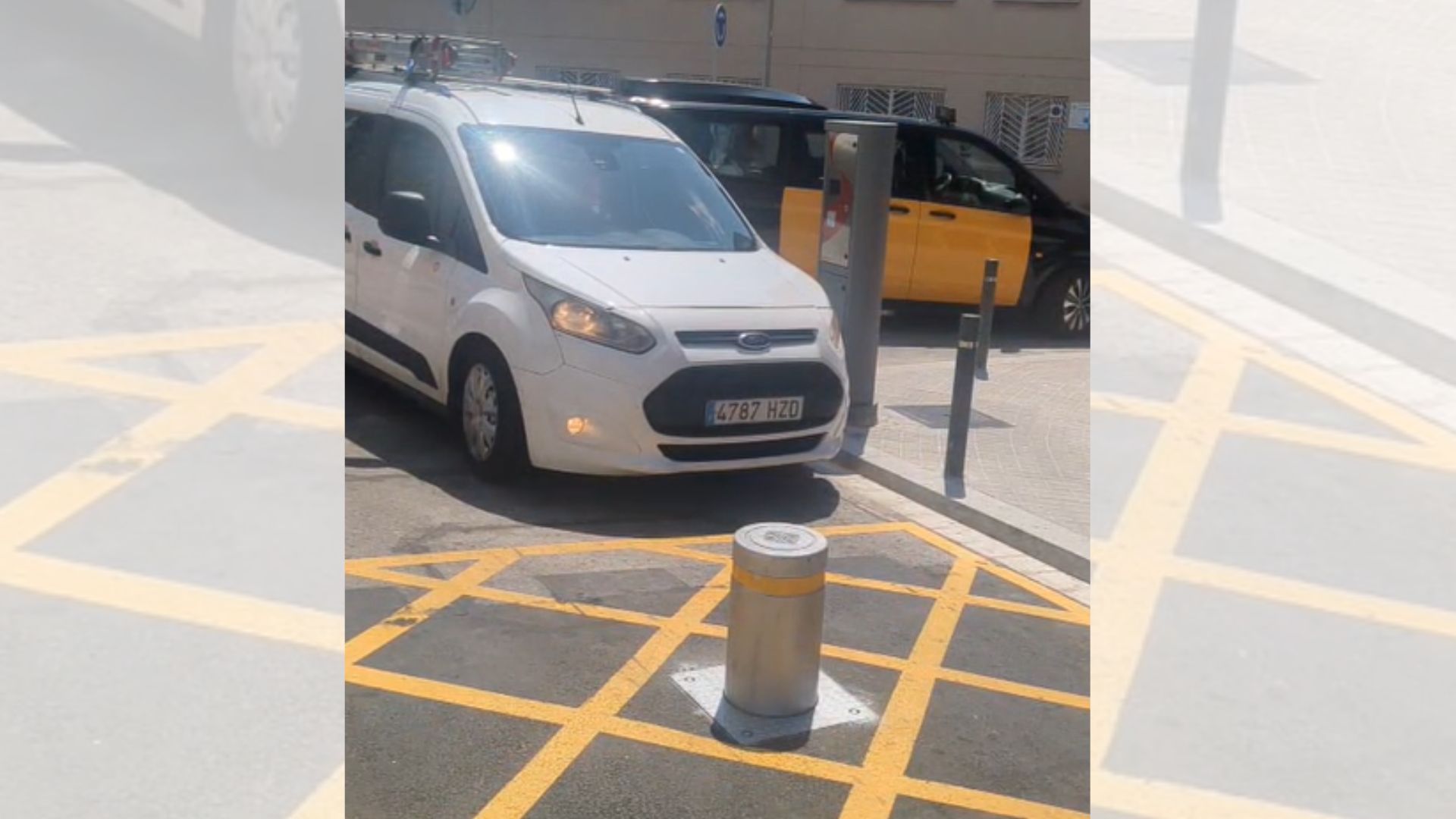 Entra en funcionament la nova pilona que amplia l'àrea restringida per a veïns del Park Güell | Ajuntament de Barcelona, Parc Güell, queixes veïnals, trànsit