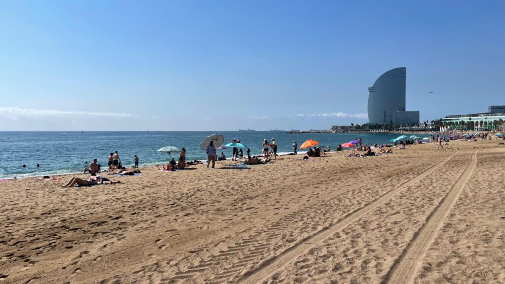 Mor ofegat un jove de 23 anys a la platja de la Barceloneta