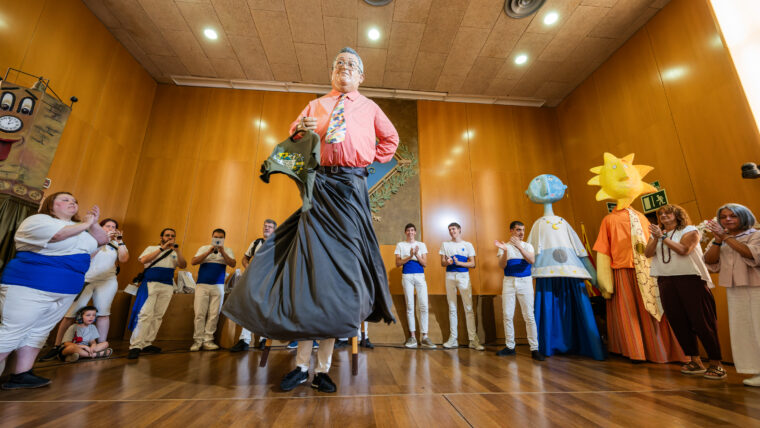 Gegants de les festes de Gràcia: On i quan veure'n? Cercaviles i horaris | agenda del cap de setmana, cultura popular, festes majors, gegants
