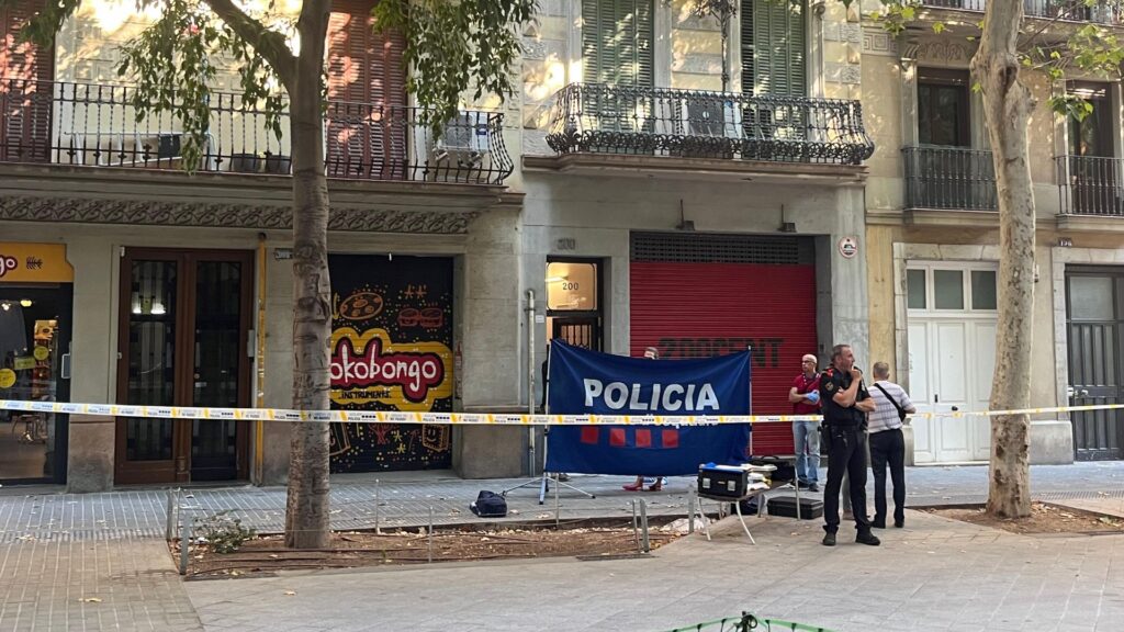 Un home mor d’un tret al cap a l’interior d’un portal del Consell de Cent