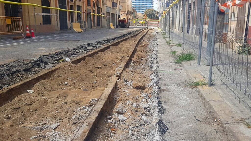 Unes obres al carrer del Taulat destapen les vies del tramvia del 36, el del lloro del Poblenou