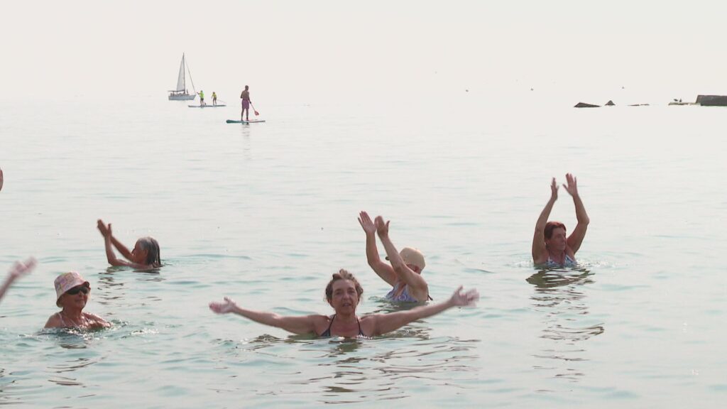 Demanen recuperar la passarel·la i la corda que facilitaven l'accés a la platja de la Barceloneta | accessibilitat, gent gran, platges