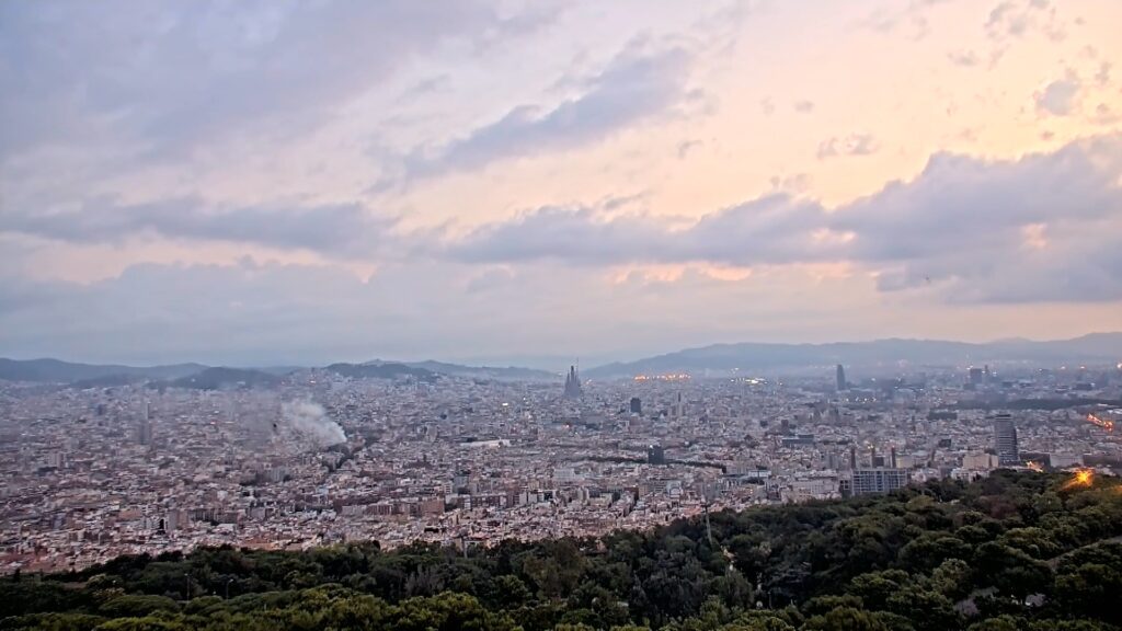 Incendi a Barcelona: una columna de fum en un local de l’Eixample, visible des de Montjuïc | VÍDEO