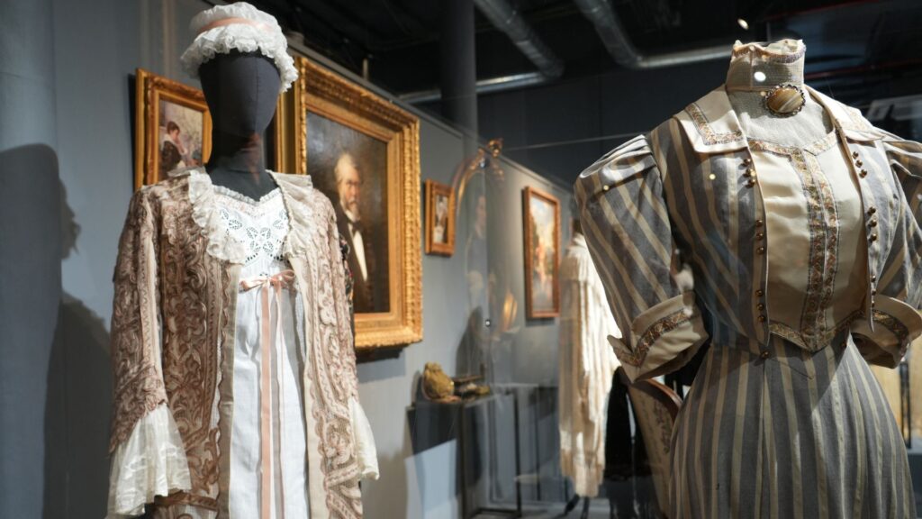 Vestits i complements del segle XIX i XX aterren a Barcelona amb l'obertura del Victoria Museum | memòria històrica, moda, museus