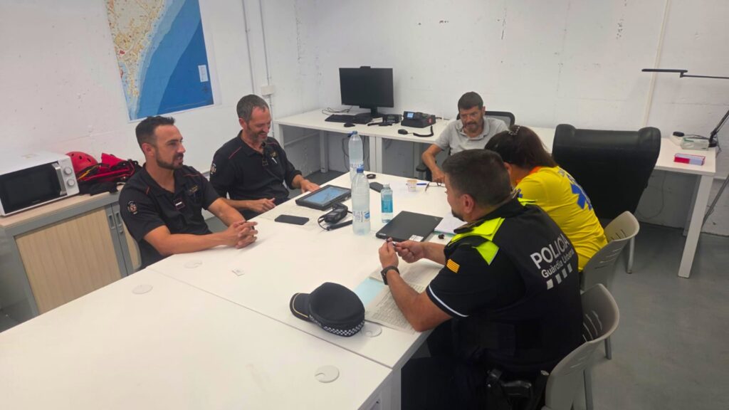 Un helicòpter turístic amara d'emergència davant de la platja de la Barceloneta | Accidents, Guàrdia Civil, Guàrdia Urbana, mar, Mossos d'Esquadra, platja de la Barceloneta