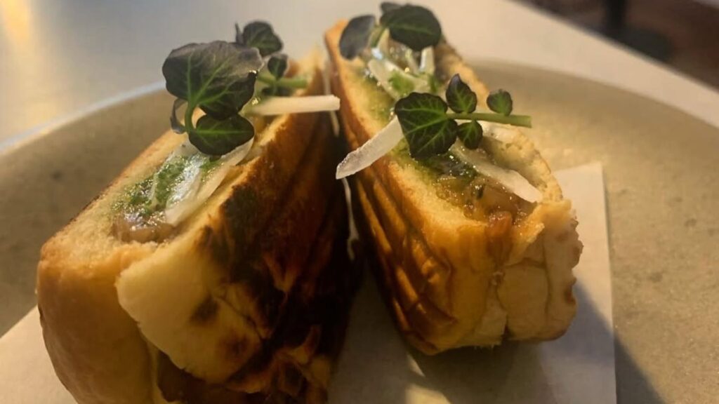 Cuina d'arrel catalana, andalusa o grega: 5 llocs on menjar si vas a les festes de Sants | cuina, Festa Major de Sants, restaurants