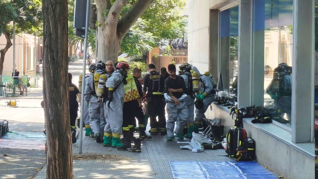 Desallotjat el CEM Horta per l'emissió de gasos tòxics a causa d'una barreja de productes químics | Bombers de Barcelona, equipaments, Guàrdia Urbana
