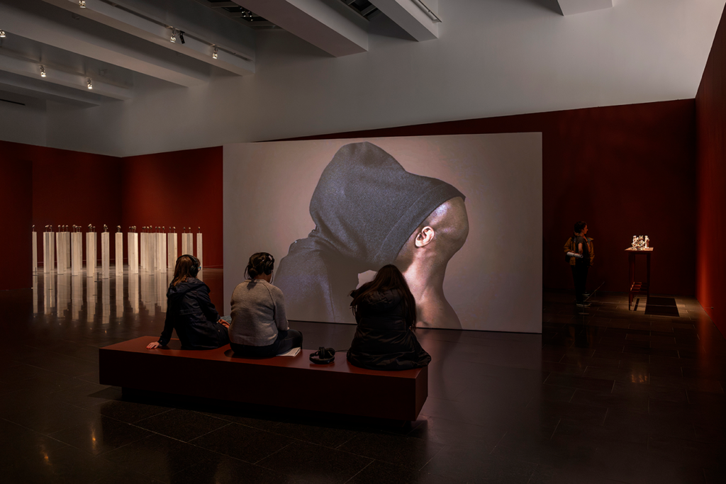 Imatge de l'exposició de Carlos Motta al Macba.