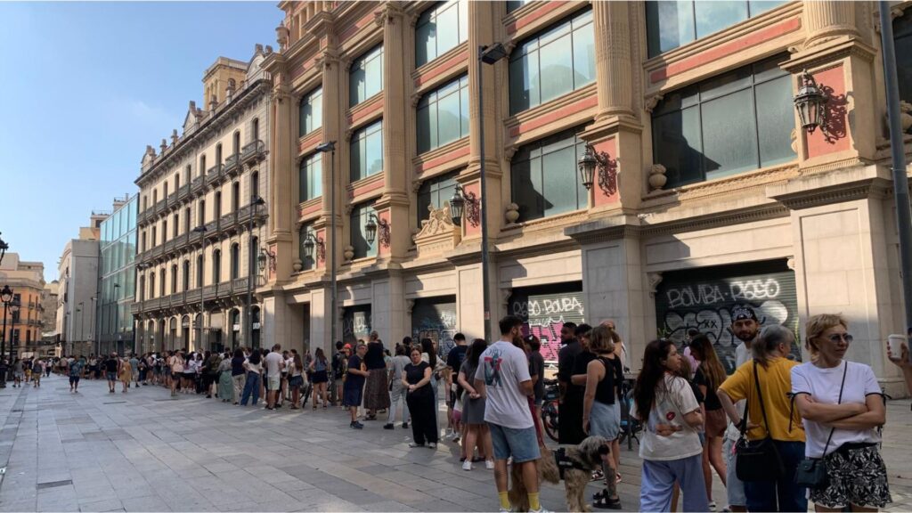 Febre pels Labubu: una cua recorre el Portal de l’Àngel per entrar a la botiga de peluixos xinesos
