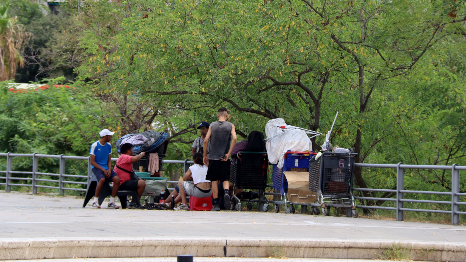 Guàrdia Urbana i Mossos desallotgen persones sensellar al parc de l’Estació Nord