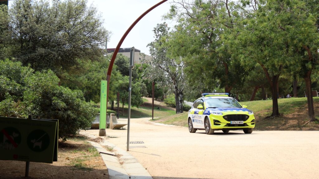 Guàrdia Urbana i Mossos desallotgen persones sensellar a parc de l'estació del Estació Nord