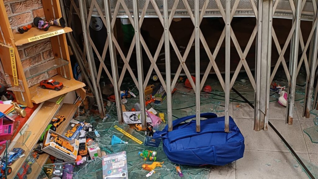 encastament a la botiga papereria estanc Can Paloma