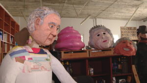 Sants, amb un ull al cel abans de guarnir els carrers per la festa major: “Sempre plou”