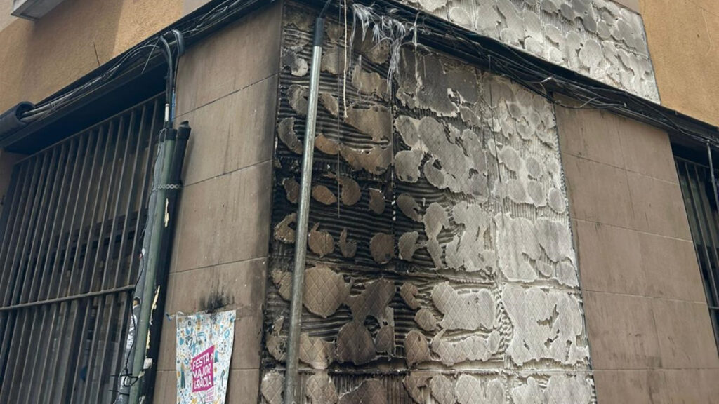 Portalada cremada del carrer de Verdi durant la Festa Major de Gr&agrave;cia